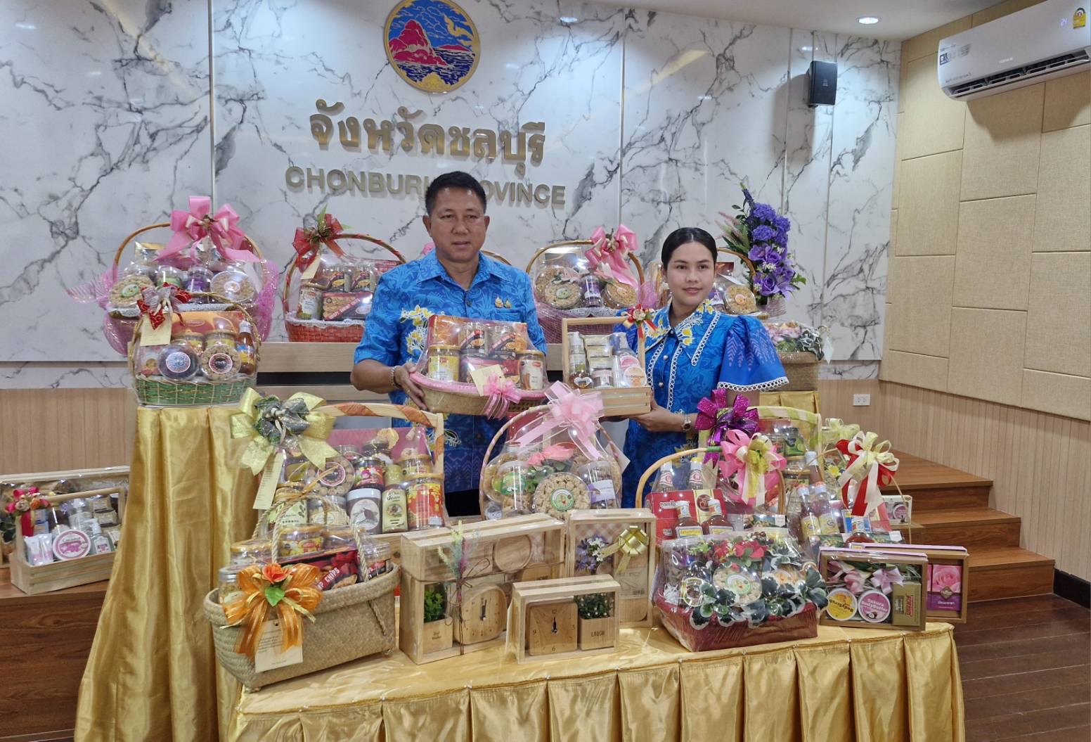 🎉🎉 พช.ชลบุรีจัดทำแคตตาล็อก และประชาสัมพันธ์การจำหน่ายของขวัญ ของฝาก ในช่วงเทศกาลปีใหม่ ๒๕๖๘