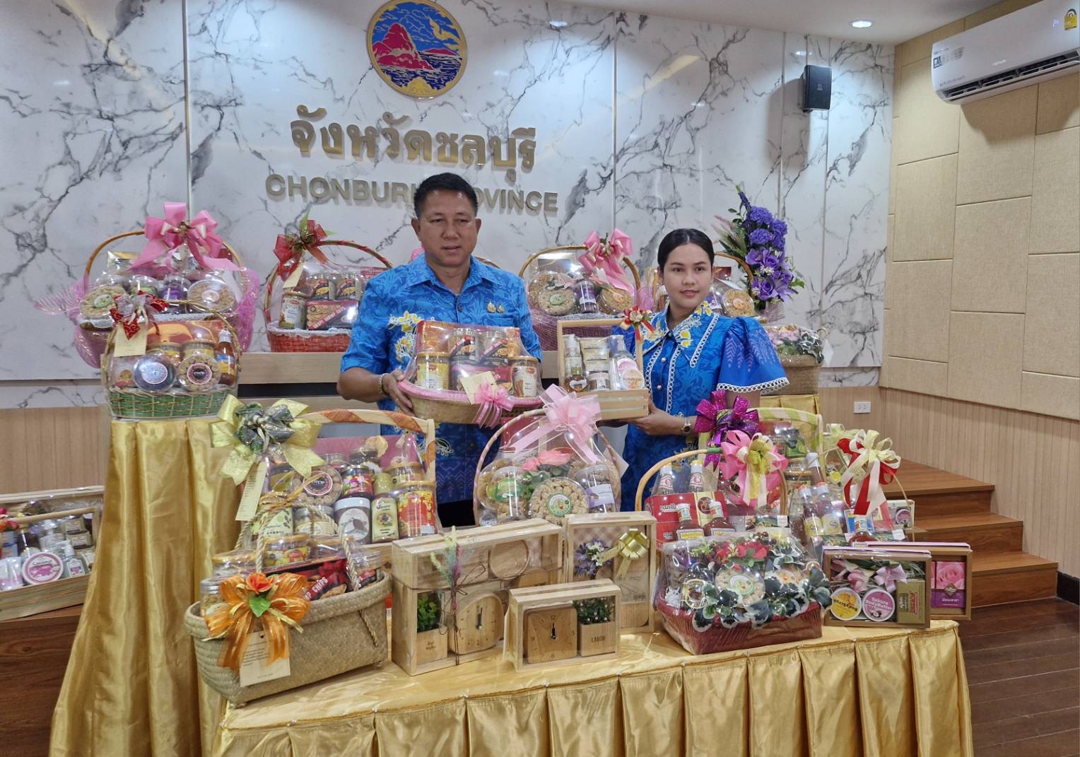 🎉🎉 พช.ชลบุรีจัดทำแคตตาล็อก และประชาสัมพันธ์การจำหน่ายของขวัญ ของฝาก ในช่วงเทศกาลปีใหม่ ๒๕๖๘