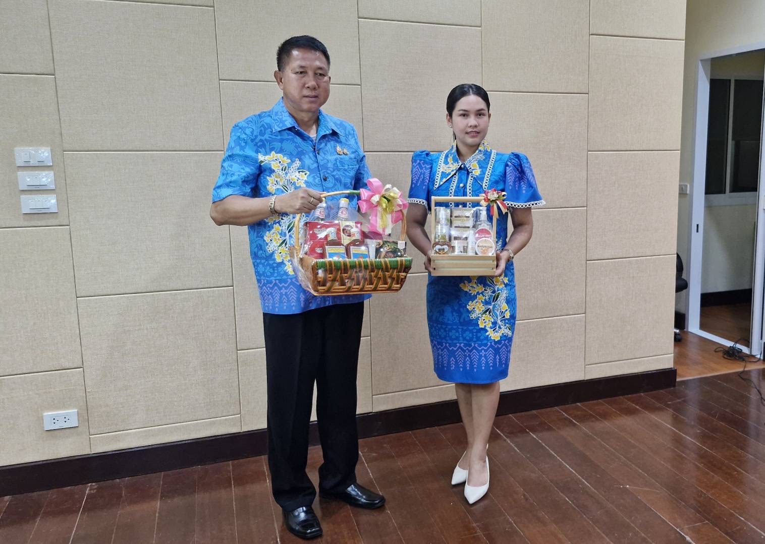 🎉🎉 พช.ชลบุรีจัดทำแคตตาล็อก และประชาสัมพันธ์การจำหน่ายของขวัญ ของฝาก ในช่วงเทศกาลปีใหม่ ๒๕๖๘