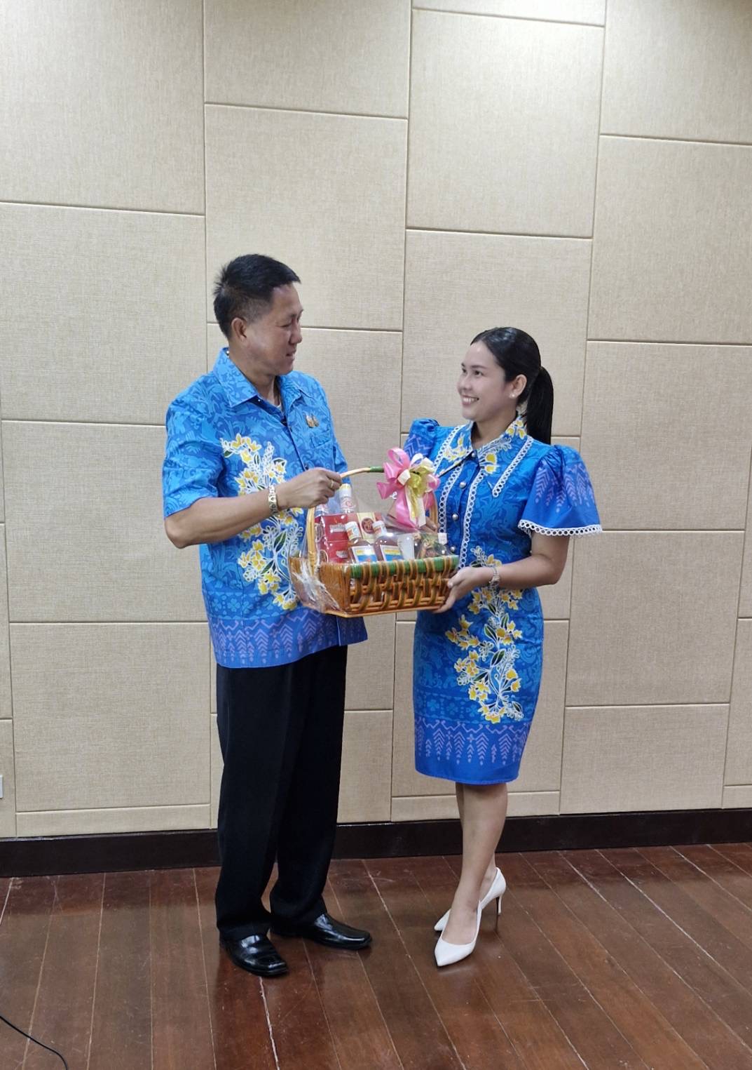 🎉🎉 พช.ชลบุรีจัดทำแคตตาล็อก และประชาสัมพันธ์การจำหน่ายของขวัญ ของฝาก ในช่วงเทศกาลปีใหม่ ๒๕๖๘