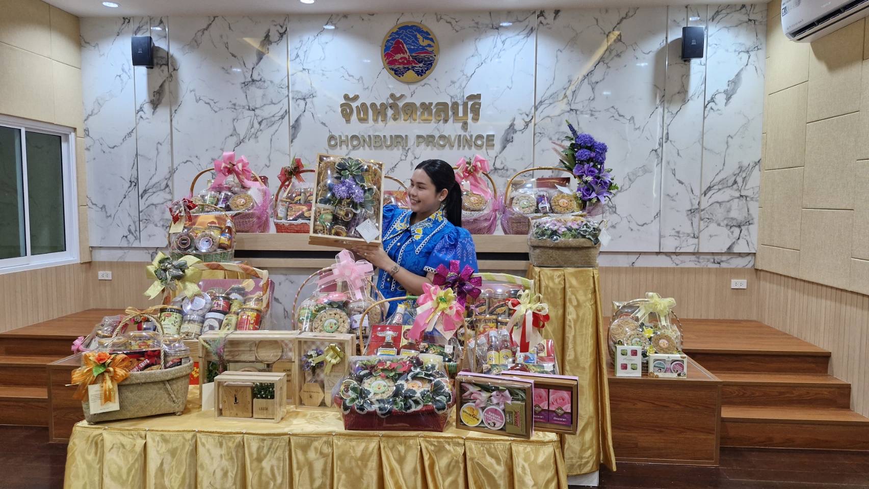 🎉🎉 พช.ชลบุรีจัดทำแคตตาล็อก และประชาสัมพันธ์การจำหน่ายของขวัญ ของฝาก ในช่วงเทศกาลปีใหม่ ๒๕๖๘