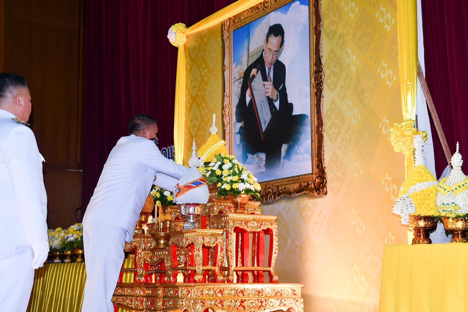 🌼🌧️ พช.ชลบุรี ร่วมพิธีถวายสักการะวางพานพุ่มดอกไม้สด เนื่องวันพระบิดาแห่งฝนหลวง ประจำปี 2567