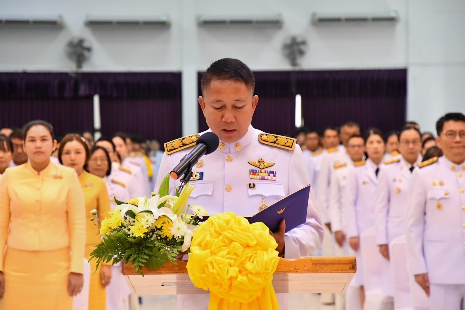 🌼🌧️ พช.ชลบุรี ร่วมพิธีถวายสักการะวางพานพุ่มดอกไม้สด เนื่องวันพระบิดาแห่งฝนหลวง ประจำปี 2567