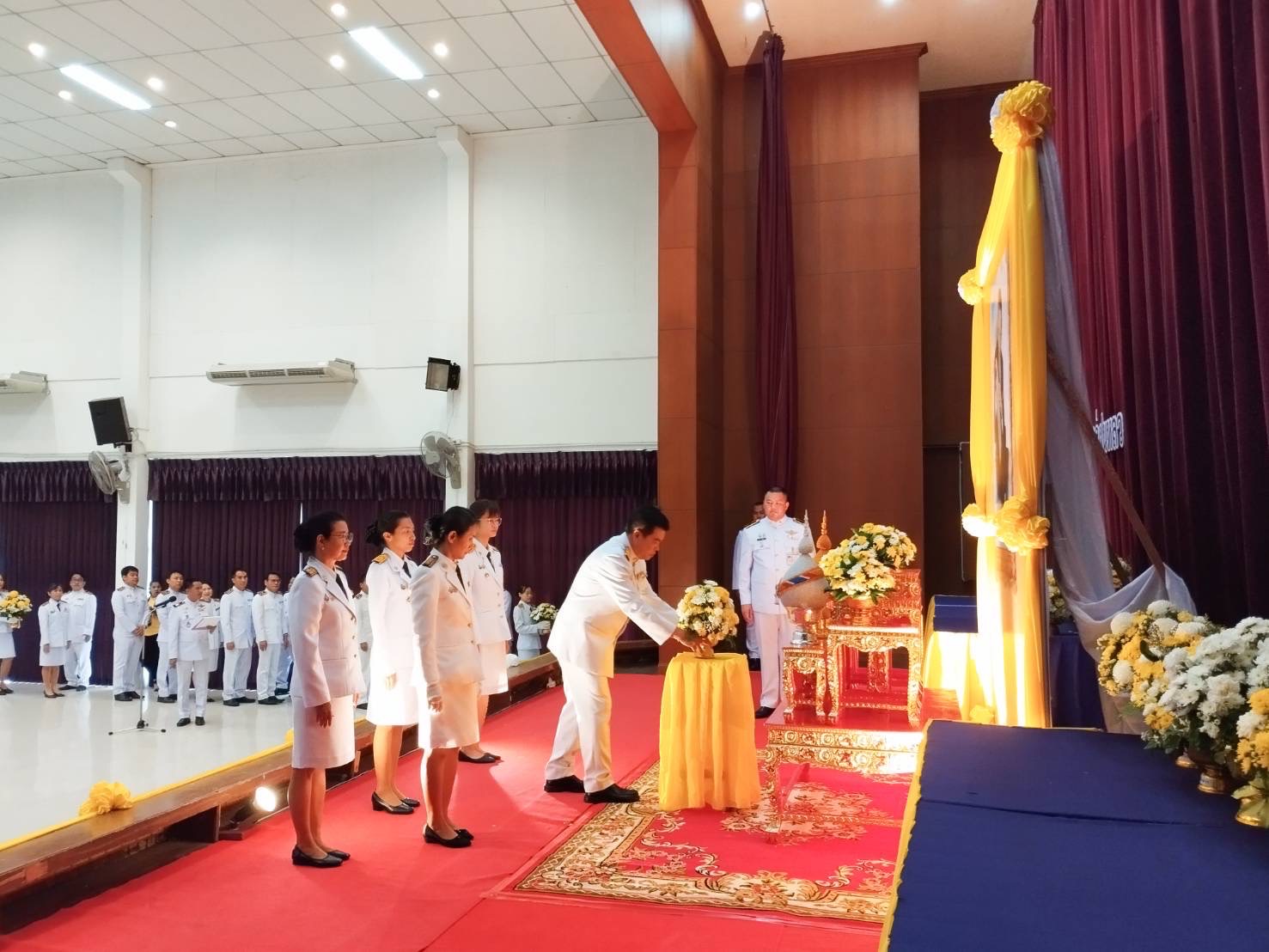 🌼🌧️ พช.ชลบุรี ร่วมพิธีถวายสักการะวางพานพุ่มดอกไม้สด เนื่องวันพระบิดาแห่งฝนหลวง ประจำปี 2567
