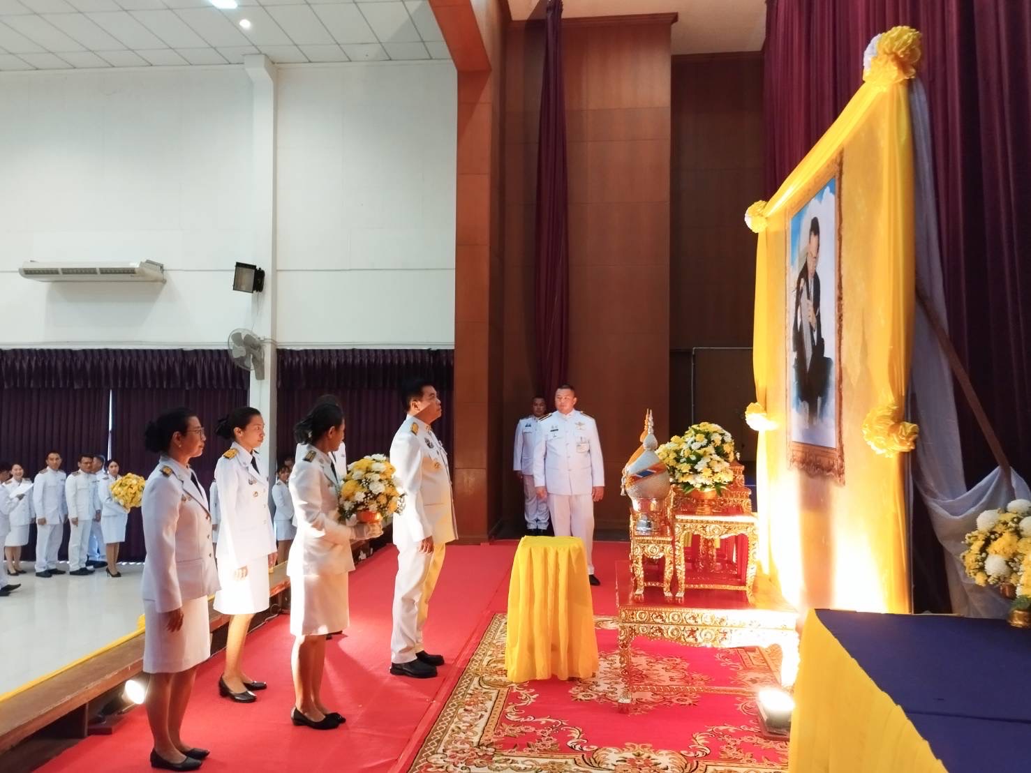 🌼🌧️ พช.ชลบุรี ร่วมพิธีถวายสักการะวางพานพุ่มดอกไม้สด เนื่องวันพระบิดาแห่งฝนหลวง ประจำปี 2567