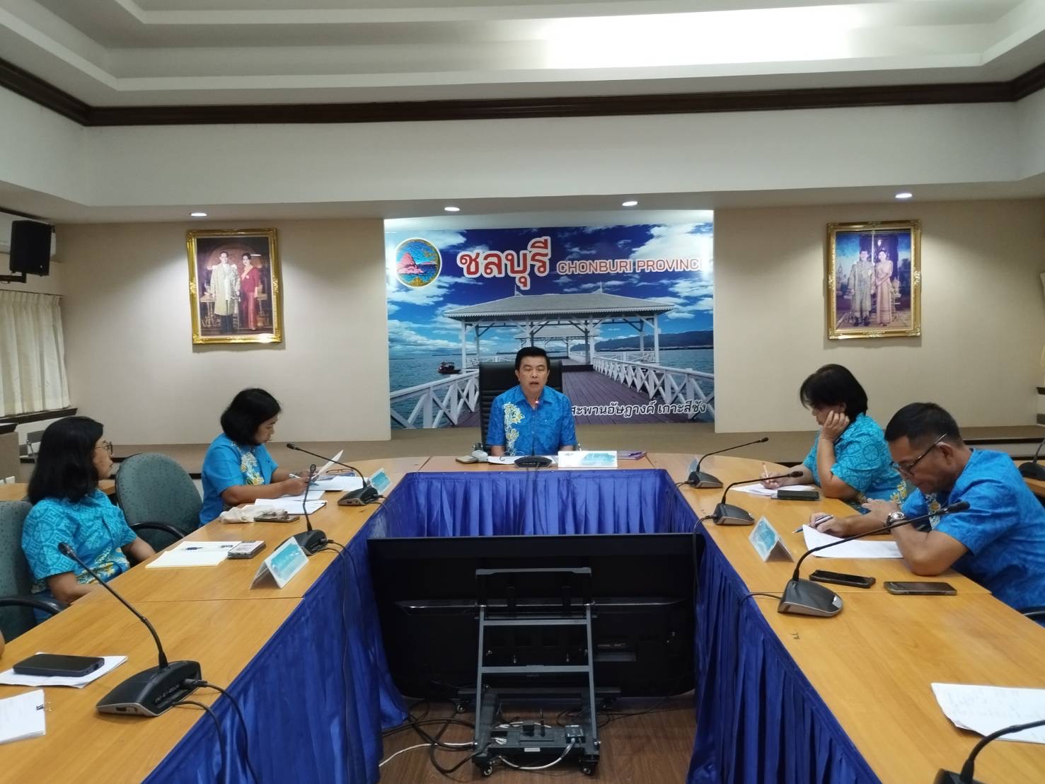 🩵🩵 พช.ชลบุรี จัดประชุมเตรียมความพร้อม “๒๕ พฤศจิกายน วันกองทุนแม่ของแผ่นดิน” และพิธีมอบเงินพระราชทานขวัญถุงกองทุนแม่ของแผ่นดินจังหวัดชลบุรี ประจำปี 2567