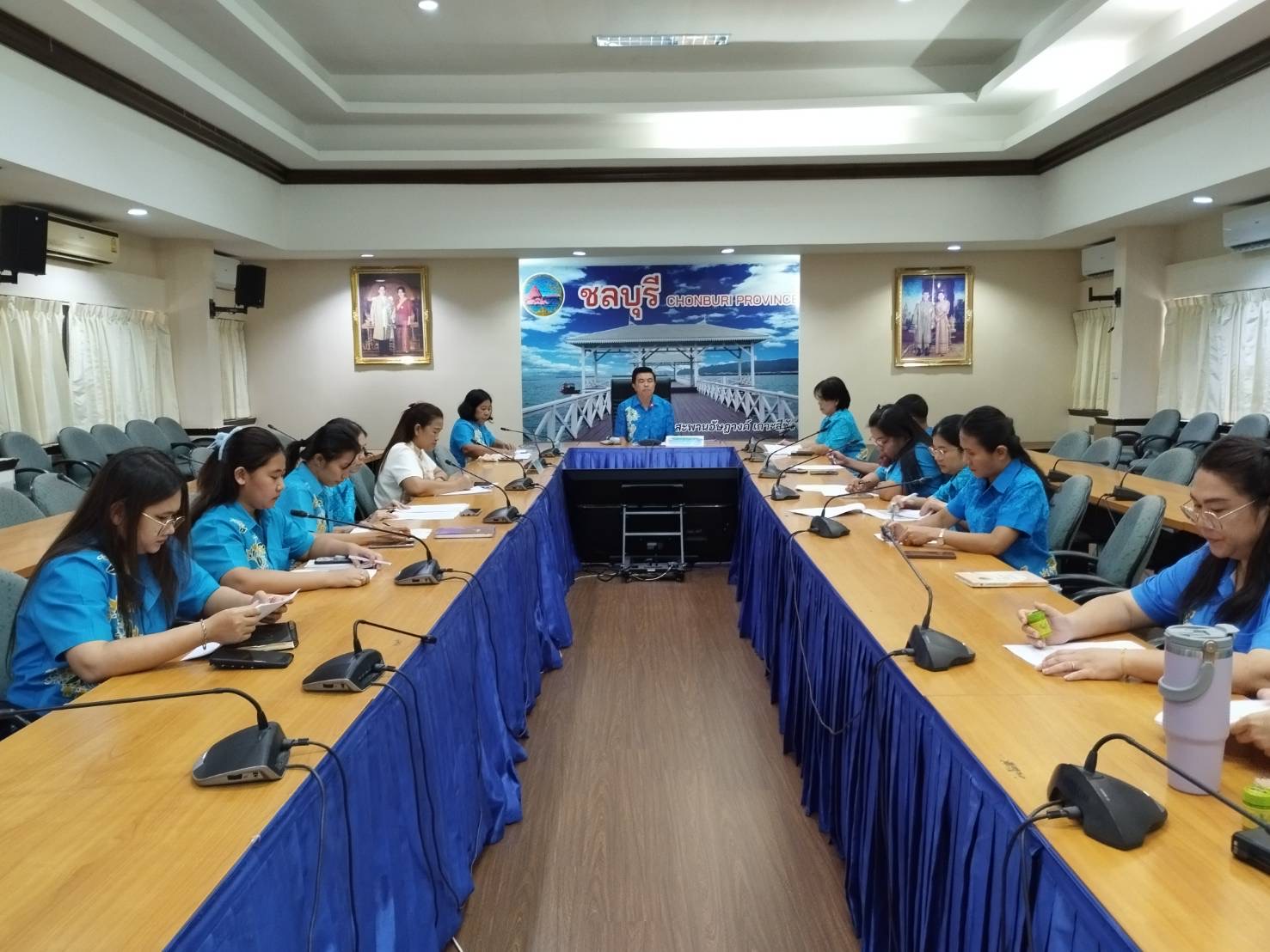 🩵🩵 พช.ชลบุรี จัดประชุมเตรียมความพร้อม “๒๕ พฤศจิกายน วันกองทุนแม่ของแผ่นดิน” และพิธีมอบเงินพระราชทานขวัญถุงกองทุนแม่ของแผ่นดินจังหวัดชลบุรี ประจำปี 2567