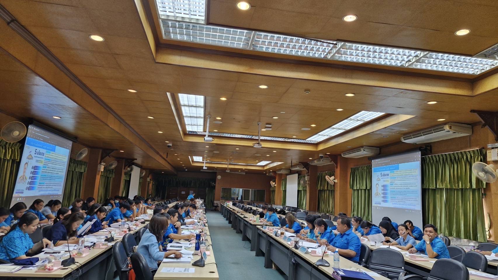 👍 พช.ชลบุรี ประชุมชี้แจงแนวทางการดำเนินกิจกรรมตามแผนการปฏิบัติงานและแผนการใช้จ่ายงบประมาณ ประจำปีงบปีะมาณ พ.ศ. 2568