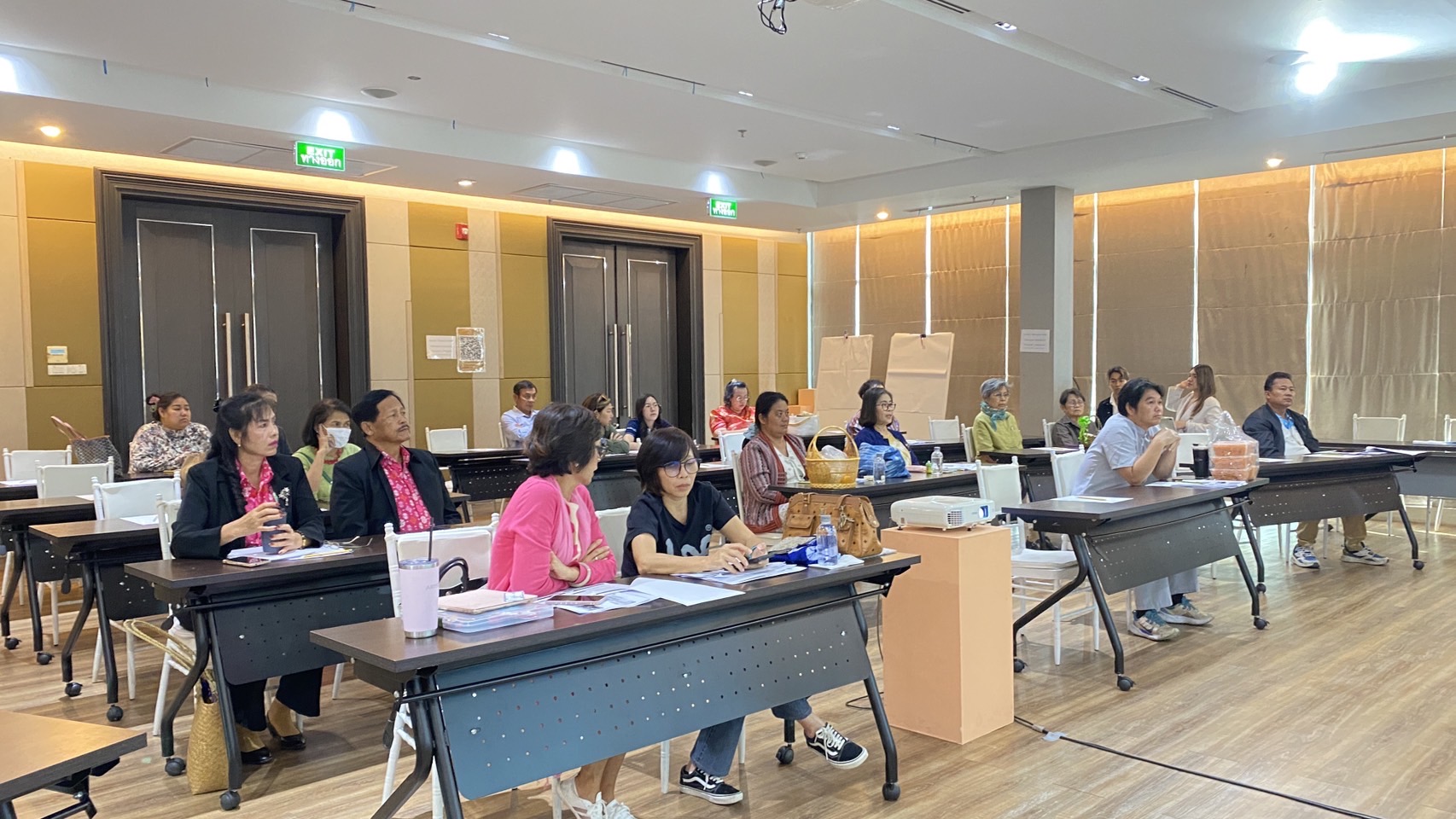 💯🏅สำนักงานพัฒนาชุมชนจังหวัดชลบุรี ดำเนินการจัดประชุมเชิงปฏิบัติการโครงการพัฒนาผลิตภัณฑ์ OTOP กลุ่มปรับตัวสู่การพัฒนา (Quadrant D) ให้มีคุณภาพมาตรฐาน ประจำปีงบประมาณ พ.ศ.2568