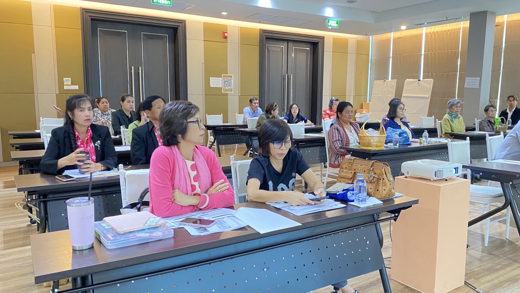 💯🏅สำนักงานพัฒนาชุมชนจังหวัดชลบุรี ดำเนินการจัดประชุมเชิงปฏิบัติการโครงการพัฒนาผลิตภัณฑ์ OTOP กลุ่มปรับตัวสู่การพัฒนา (Quadrant D) ให้มีคุณภาพมาตรฐาน ประจำปีงบประมาณ พ.ศ.2568