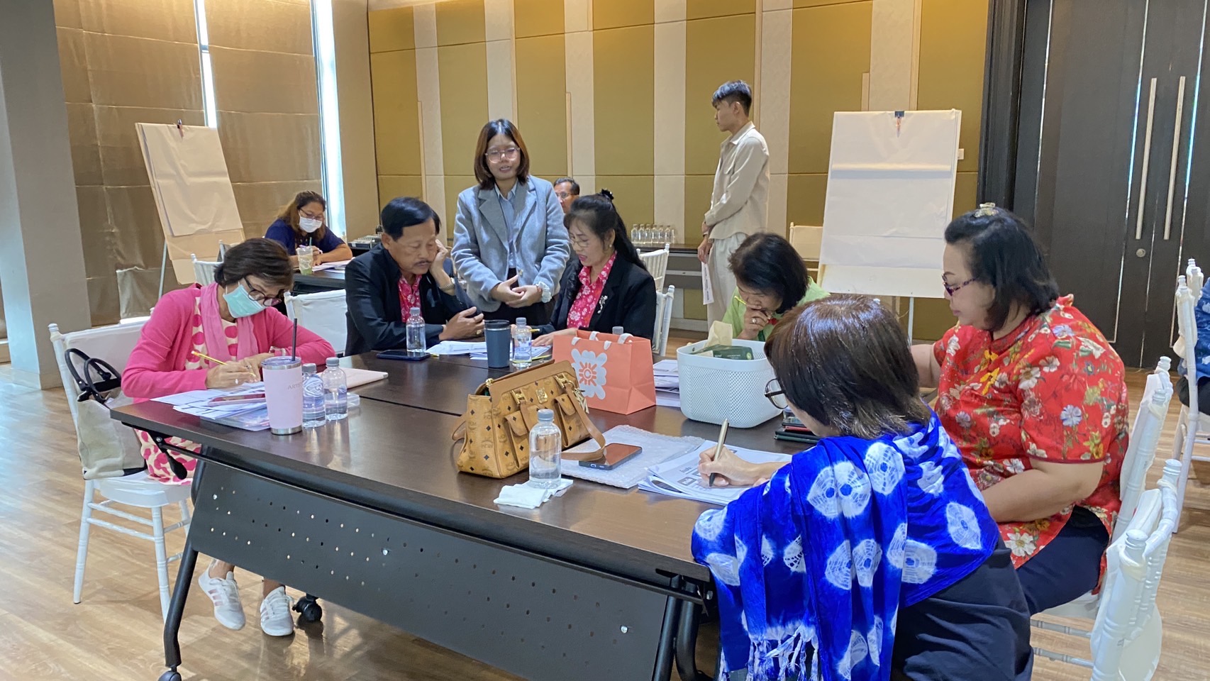 💯🏅สำนักงานพัฒนาชุมชนจังหวัดชลบุรี ดำเนินการจัดประชุมเชิงปฏิบัติการโครงการพัฒนาผลิตภัณฑ์ OTOP กลุ่มปรับตัวสู่การพัฒนา (Quadrant D) ให้มีคุณภาพมาตรฐาน ประจำปีงบประมาณ พ.ศ.2568