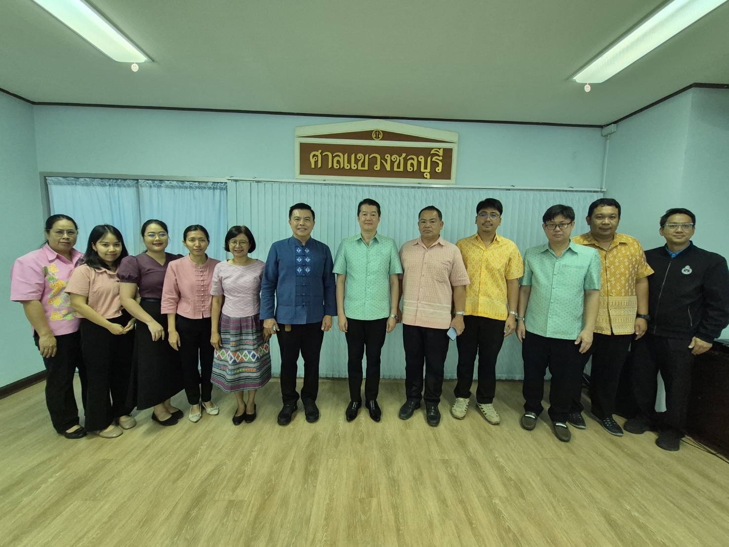 ⚖️👨🏻‍⚖️💁🏻‍♀️ พช.ชลบุรี ดำเนินการไกล่เกลี่ยแก้หนี้กองทุนพัฒนาบทบาทสตรี