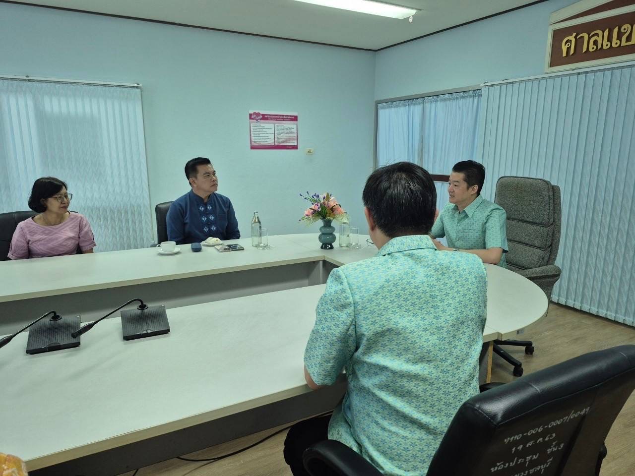 ⚖️👨🏻‍⚖️💁🏻‍♀️ พช.ชลบุรี ดำเนินการไกล่เกลี่ยแก้หนี้กองทุนพัฒนาบทบาทสตรี