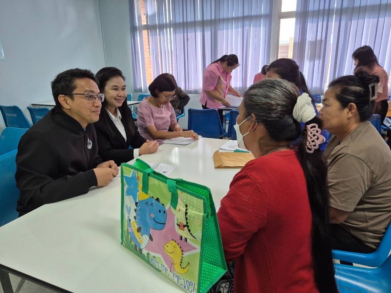 ⚖️👨🏻‍⚖️💁🏻‍♀️ พช.ชลบุรี ดำเนินการไกล่เกลี่ยแก้หนี้กองทุนพัฒนาบทบาทสตรี