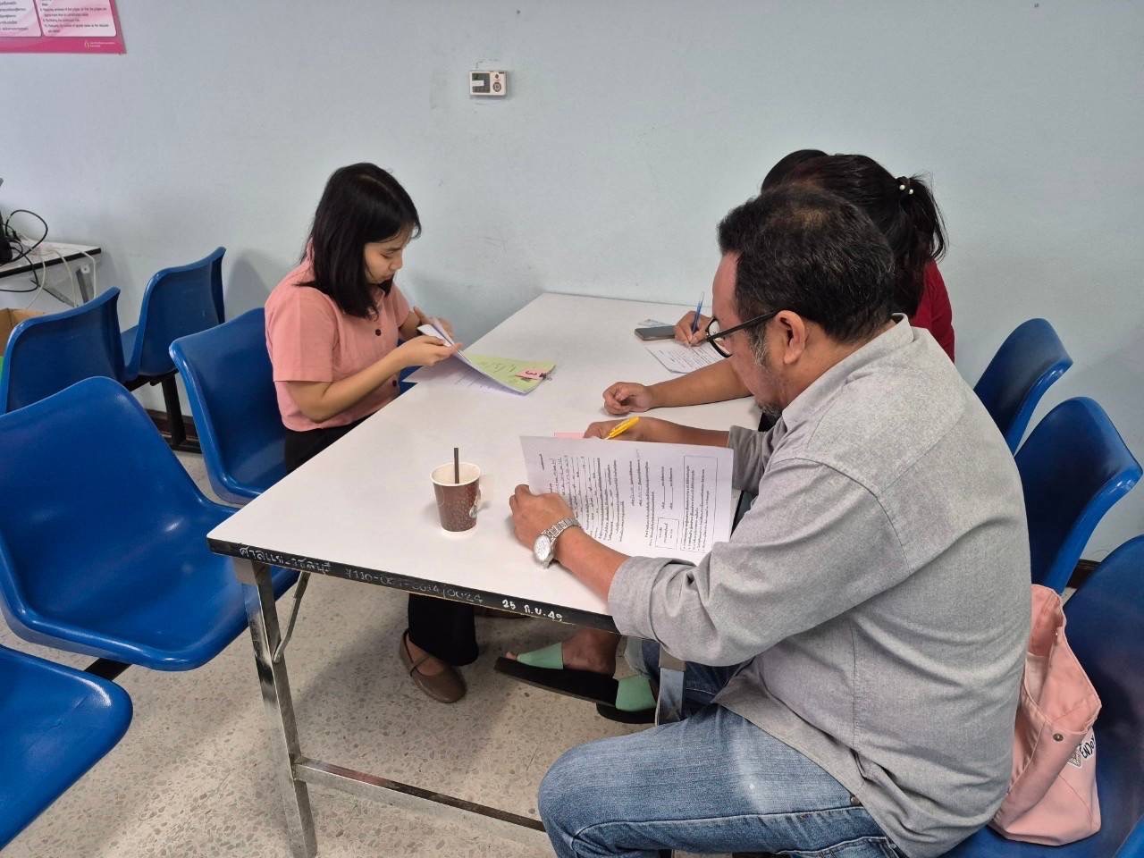 ⚖️👨🏻‍⚖️💁🏻‍♀️ พช.ชลบุรี ดำเนินการไกล่เกลี่ยแก้หนี้กองทุนพัฒนาบทบาทสตรี