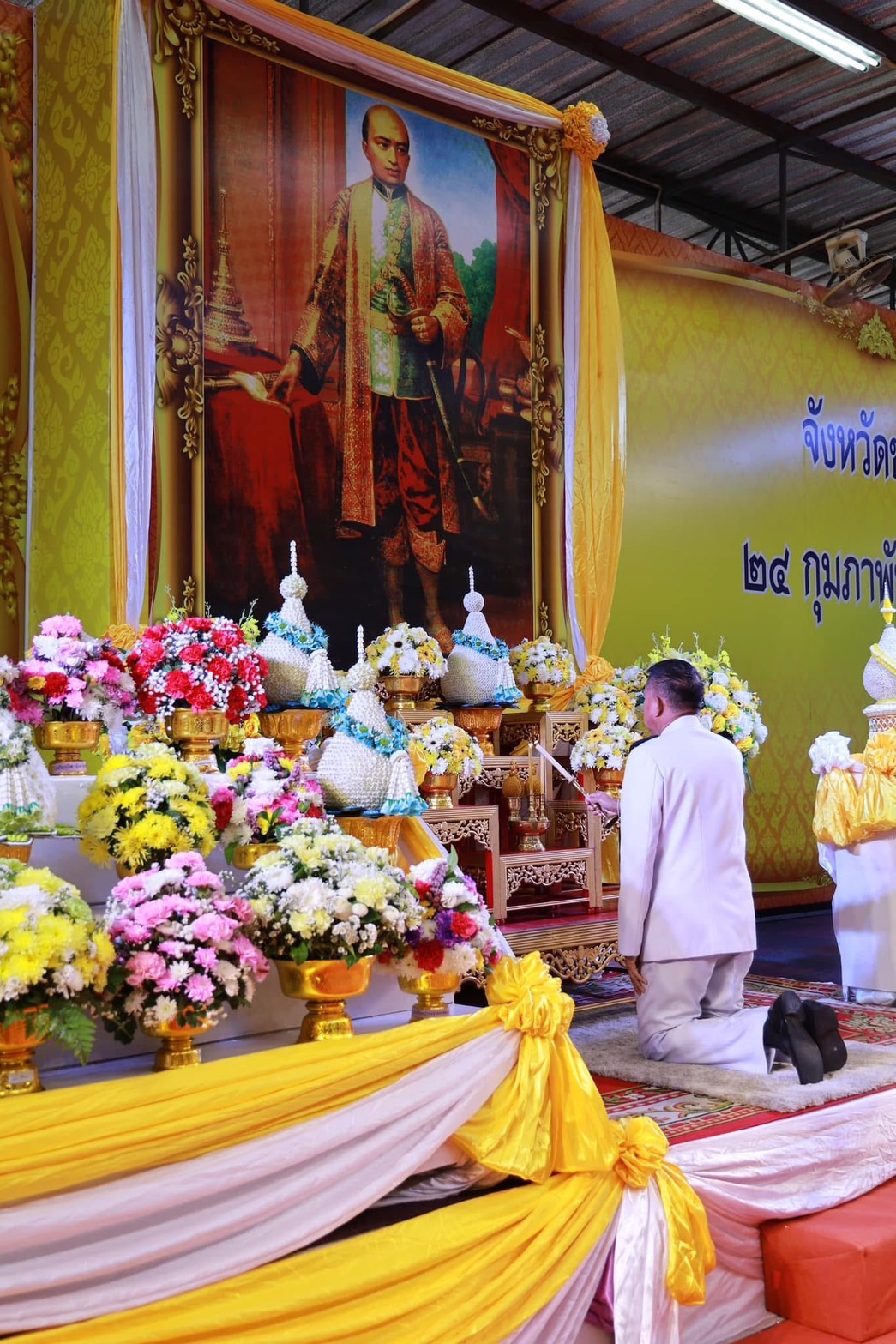 💐 พช.ชลบุรี ร่วมพิธีวางพานพุ่มถวายเครื่องราชสักการะ เนื่องในวันระลึกพระบาทสมเด็จพระพุทธเลิศหล้านภาลัย