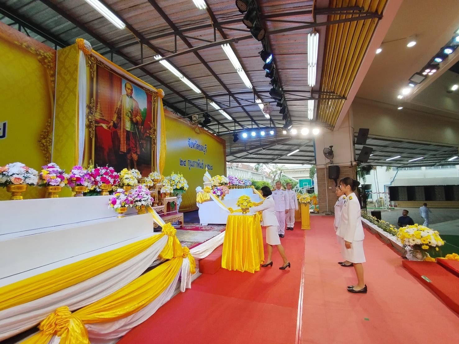 💐 พช.ชลบุรี ร่วมพิธีวางพานพุ่มถวายเครื่องราชสักการะ เนื่องในวันระลึกพระบาทสมเด็จพระพุทธเลิศหล้านภาลัย