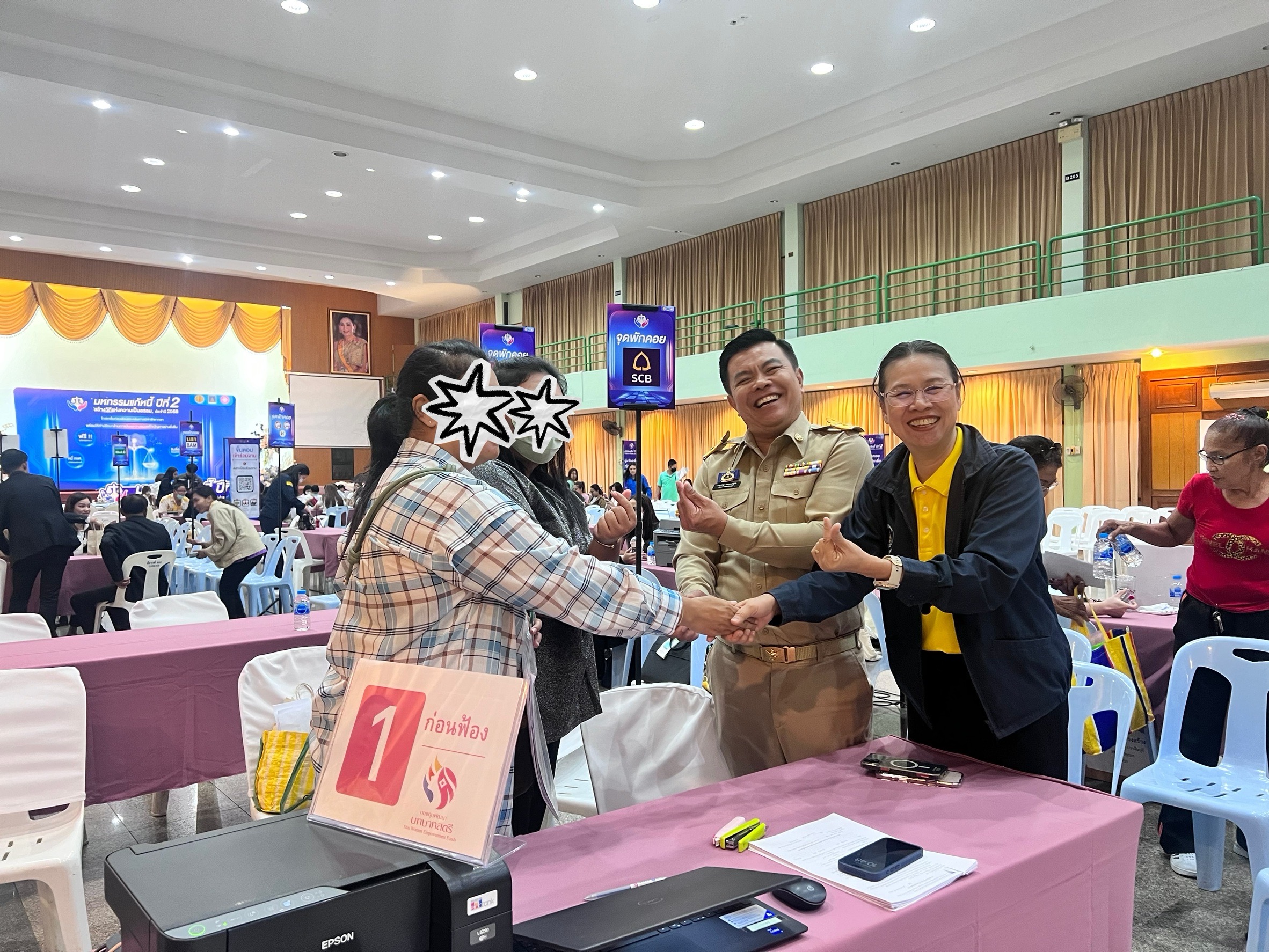 🩷🩷 พช.ชลบุรี โดยกองทุนพัฒนาบทบาทสตรีจังหวัดชลบุรี ร่วม”มหกรรมแก้หนี้ สร้างวิถีชีวิตแห่งความเป็นธรรม ปีที่ 2″