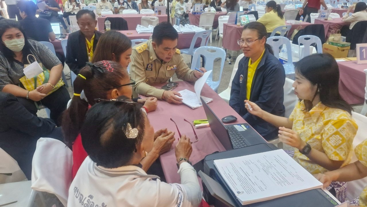 🩷🩷 พช.ชลบุรี โดยกองทุนพัฒนาบทบาทสตรีจังหวัดชลบุรี ร่วม”มหกรรมแก้หนี้ สร้างวิถีชีวิตแห่งความเป็นธรรม ปีที่ 2″