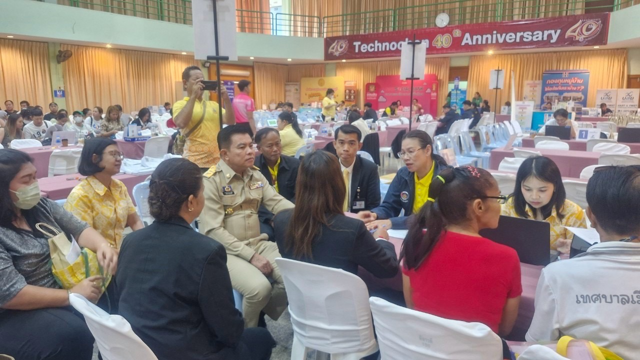 🩷🩷 พช.ชลบุรี โดยกองทุนพัฒนาบทบาทสตรีจังหวัดชลบุรี ร่วม”มหกรรมแก้หนี้ สร้างวิถีชีวิตแห่งความเป็นธรรม ปีที่ 2″