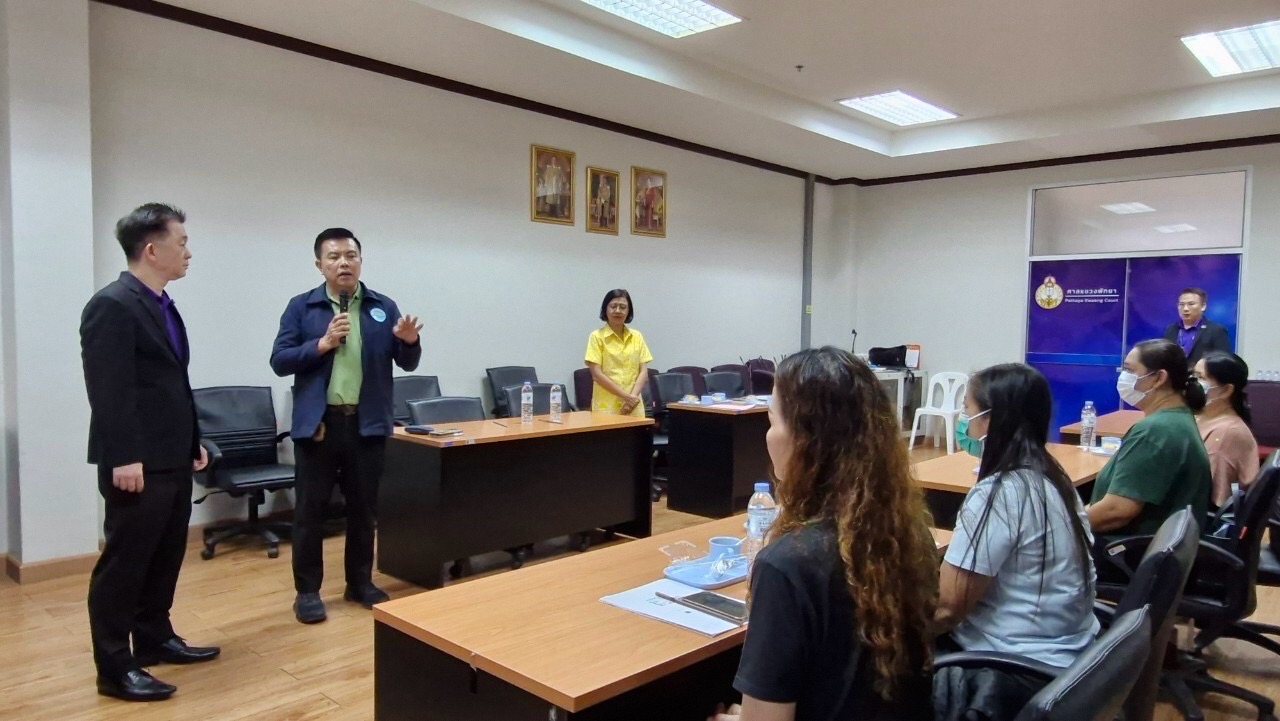 ⚖️👨🏻‍⚖️💁🏻‍♀️ พช.ชลบุรี ดำเนินการไกล่เกลี่ยแก้หนี้กองทุนพัฒนาบทบาทสตรี