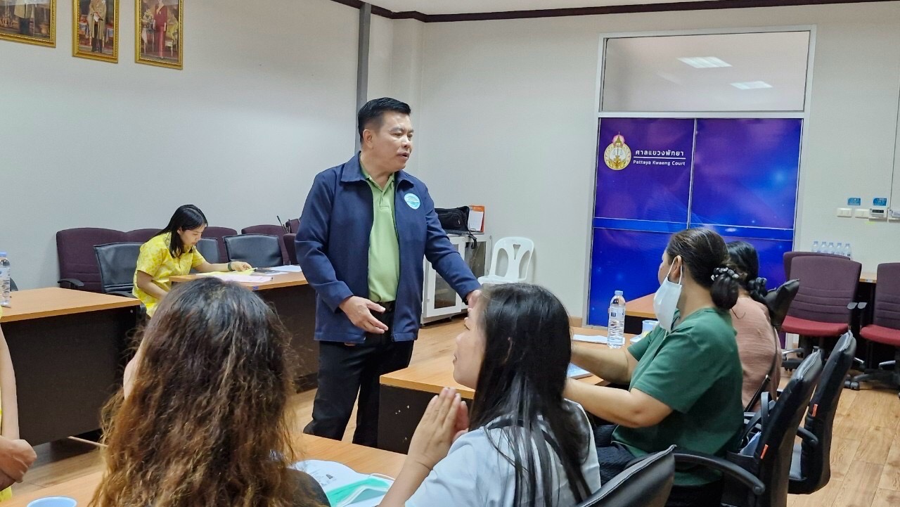 ⚖️👨🏻‍⚖️💁🏻‍♀️ พช.ชลบุรี ดำเนินการไกล่เกลี่ยแก้หนี้กองทุนพัฒนาบทบาทสตรี