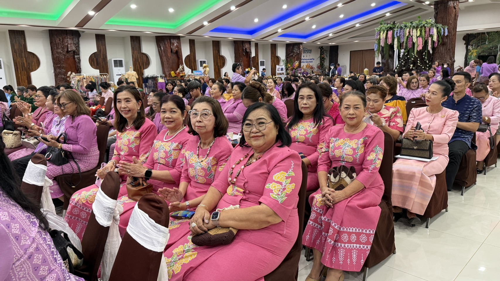 💁🏻‍♀️🌟 พช.ชลบุรี เชิดชูเกียรติสตรีภาคกลางที่มีผลงานดีเด่นเนื่องในงานสตรีสากล ประจำปี 2568