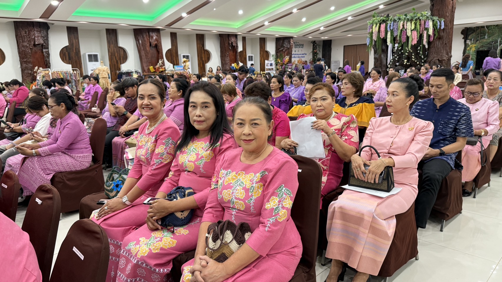 💁🏻‍♀️🌟 พช.ชลบุรี เชิดชูเกียรติสตรีภาคกลางที่มีผลงานดีเด่นเนื่องในงานสตรีสากล ประจำปี 2568