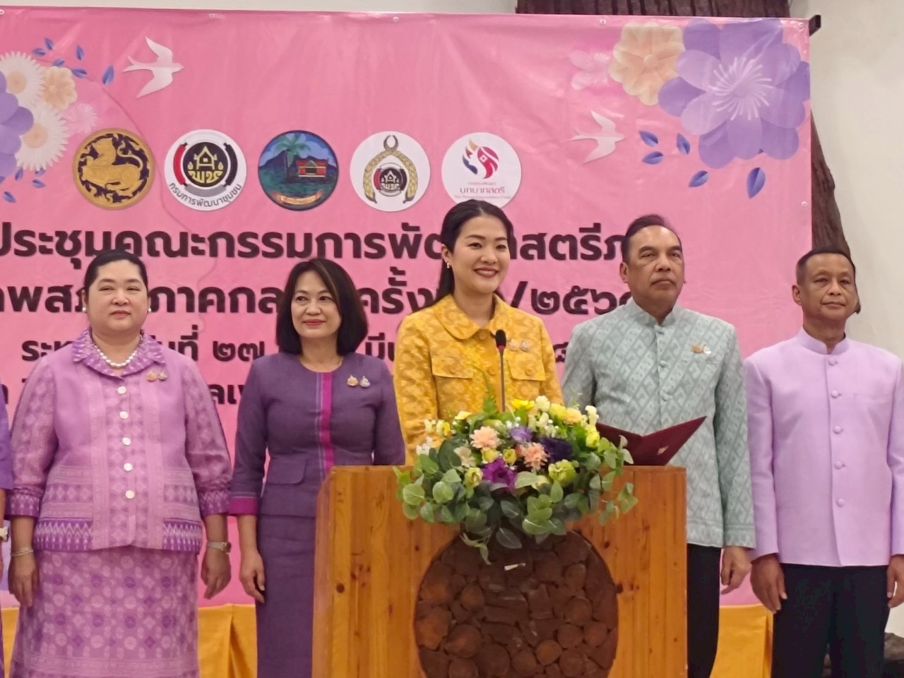 💁🏻‍♀️🌟 พช.ชลบุรี เชิดชูเกียรติสตรีภาคกลางที่มีผลงานดีเด่นเนื่องในงานสตรีสากล ประจำปี 2568