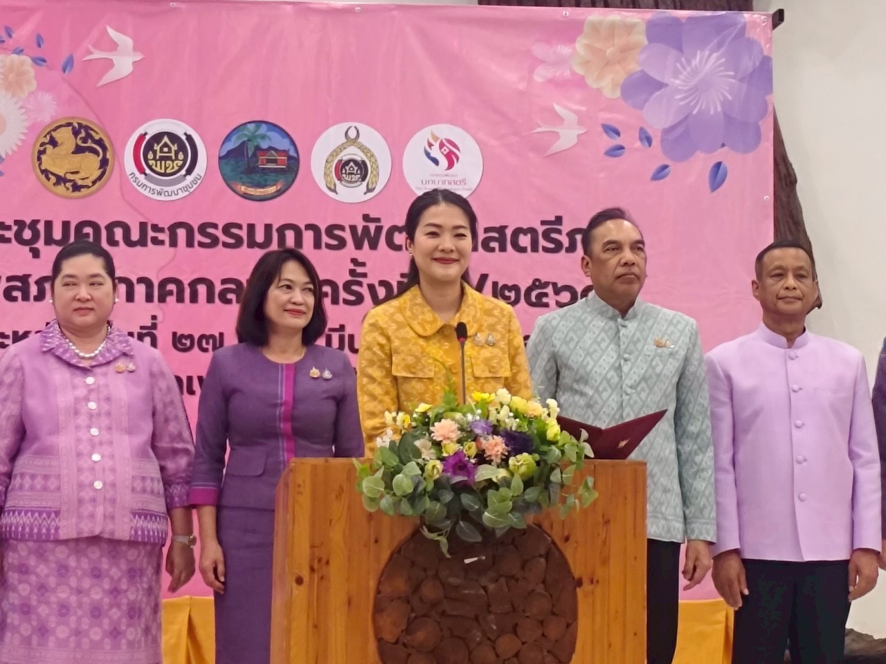 💁🏻‍♀️🌟 พช.ชลบุรี เชิดชูเกียรติสตรีภาคกลางที่มีผลงานดีเด่นเนื่องในงานสตรีสากล ประจำปี 2568