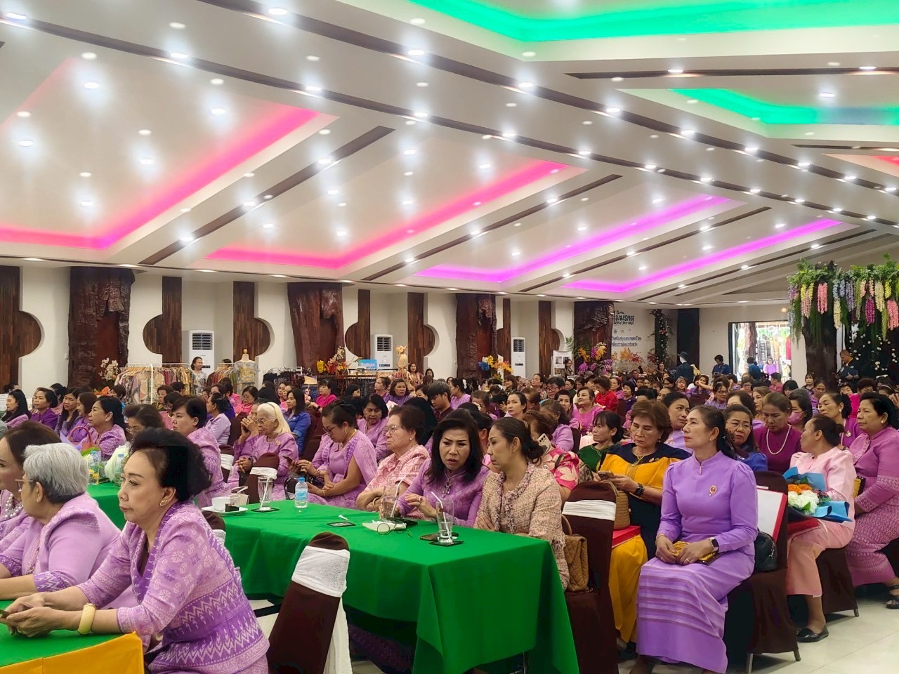 💁🏻‍♀️🌟 พช.ชลบุรี เชิดชูเกียรติสตรีภาคกลางที่มีผลงานดีเด่นเนื่องในงานสตรีสากล ประจำปี 2568