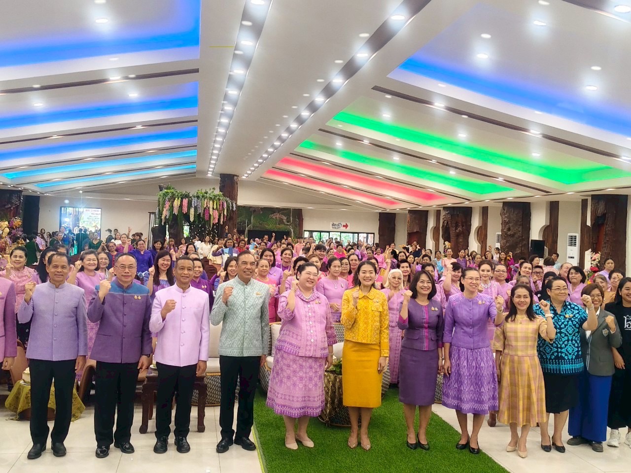 💁🏻‍♀️🌟 พช.ชลบุรี เชิดชูเกียรติสตรีภาคกลางที่มีผลงานดีเด่นเนื่องในงานสตรีสากล ประจำปี 2568