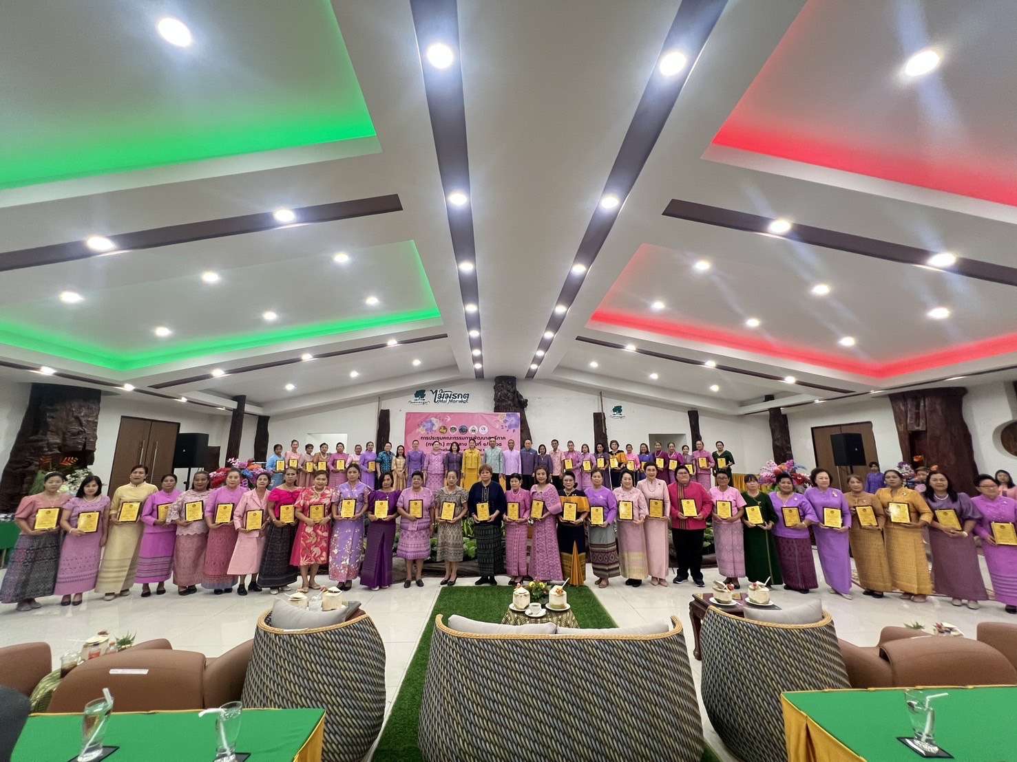 💁🏻‍♀️🌟 พช.ชลบุรี เชิดชูเกียรติสตรีภาคกลางที่มีผลงานดีเด่นเนื่องในงานสตรีสากล ประจำปี 2568