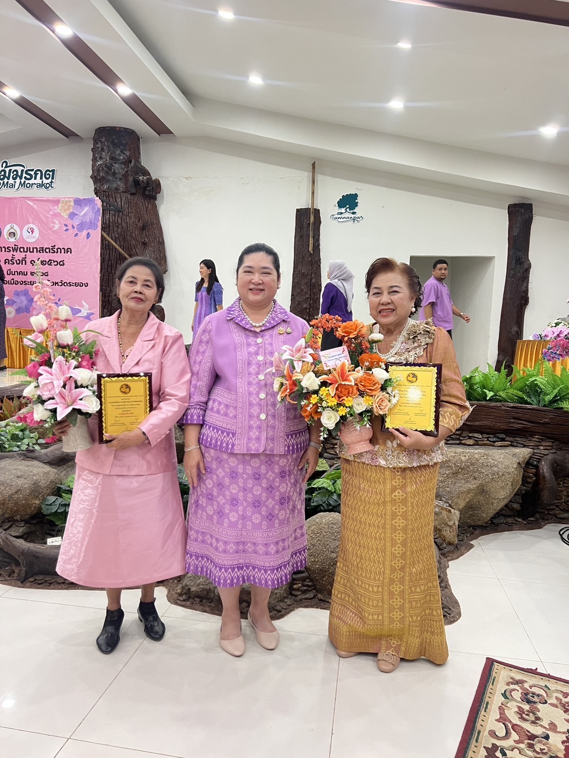 💁🏻‍♀️🌟 พช.ชลบุรี เชิดชูเกียรติสตรีภาคกลางที่มีผลงานดีเด่นเนื่องในงานสตรีสากล ประจำปี 2568