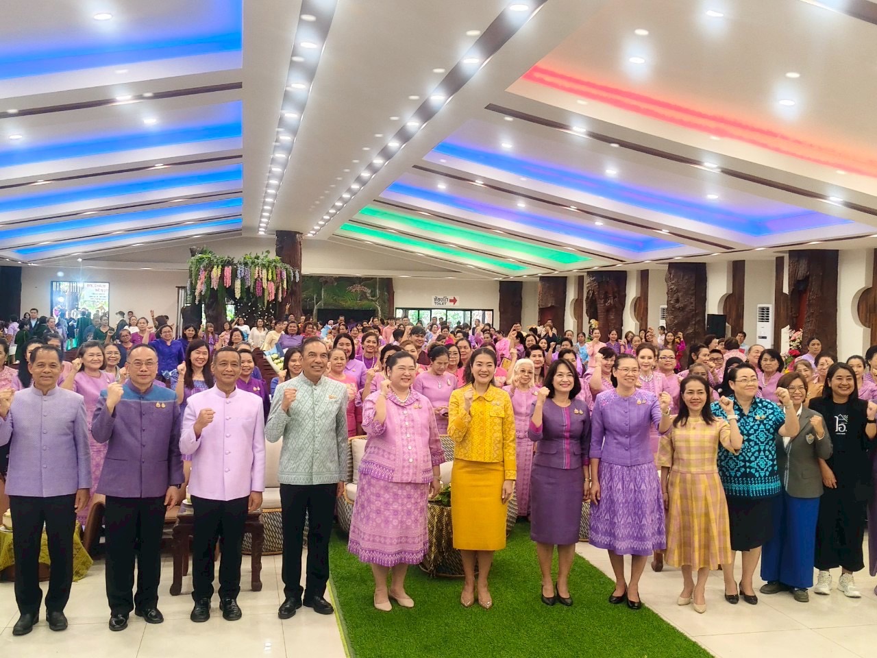 💁🏻‍♀️🌟 พช.ชลบุรี เชิดชูเกียรติสตรีภาคกลางที่มีผลงานดีเด่นเนื่องในงานสตรีสากล ประจำปี 2568