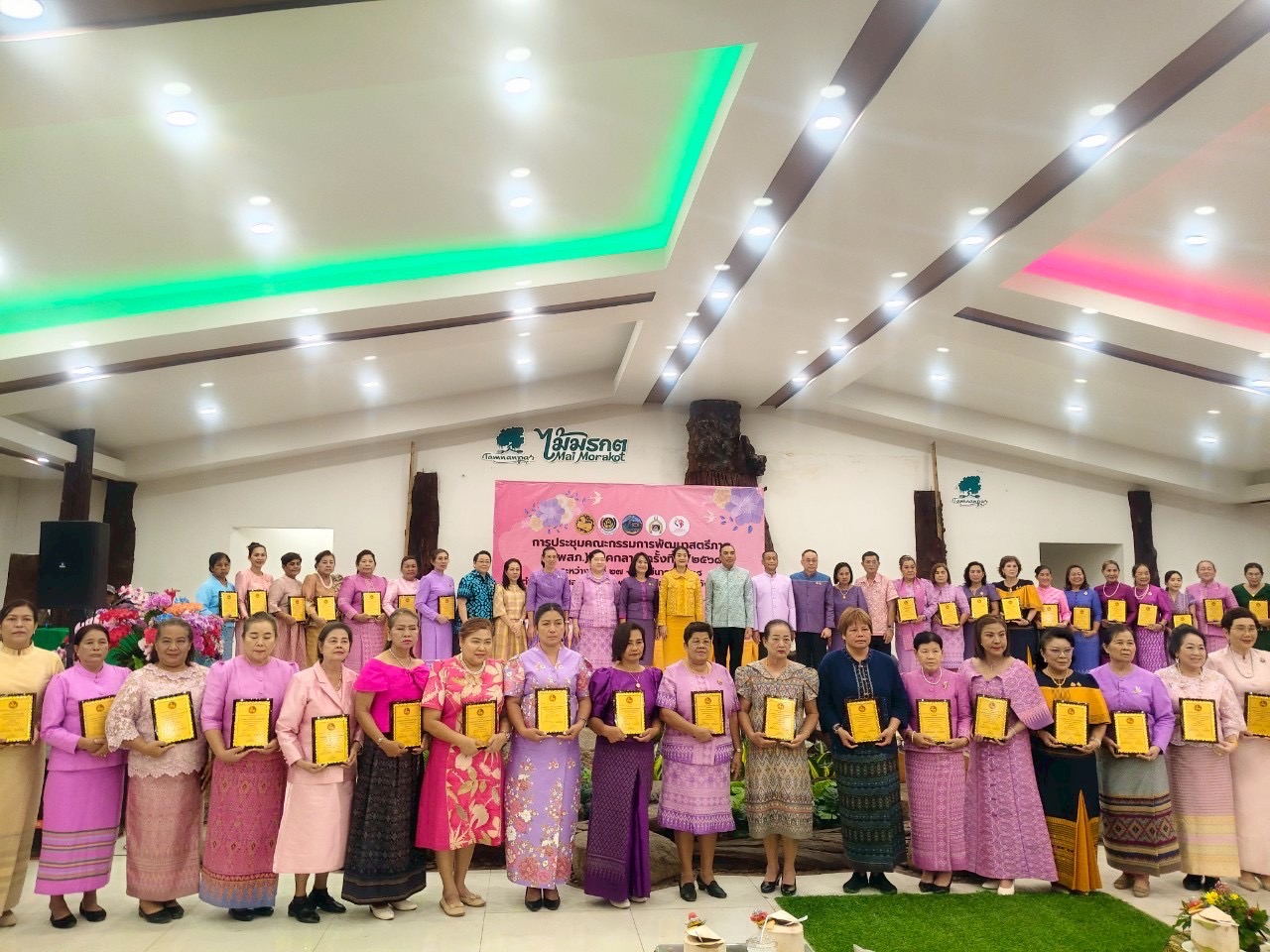 💁🏻‍♀️🌟 พช.ชลบุรี เชิดชูเกียรติสตรีภาคกลางที่มีผลงานดีเด่นเนื่องในงานสตรีสากล ประจำปี 2568