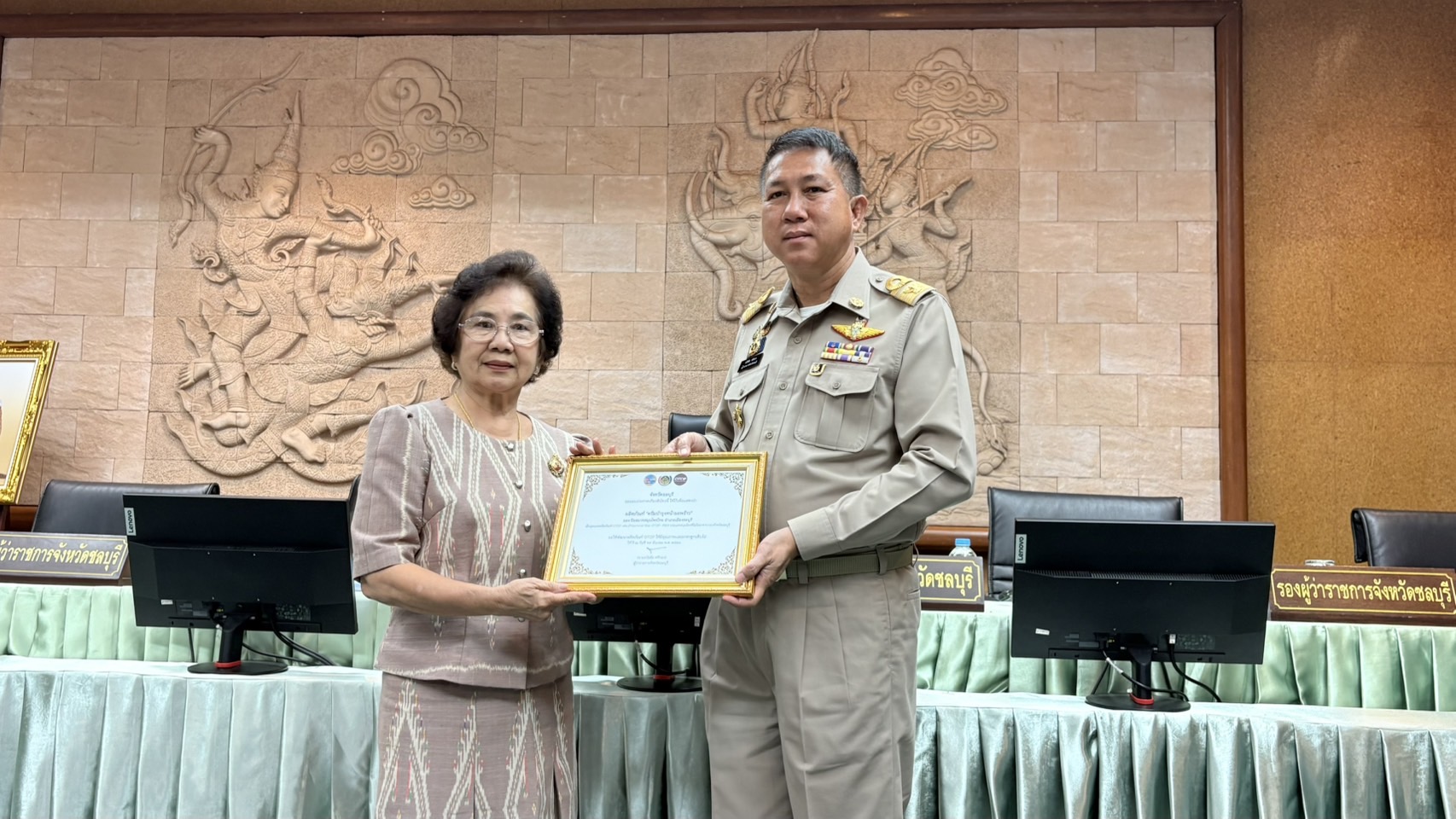 🌊 พช.ชลบุรีเชิดชูเกียรติสุดยอดผลิตภัณฑ์ OTOP เด่น จังหวัดชลบุรี