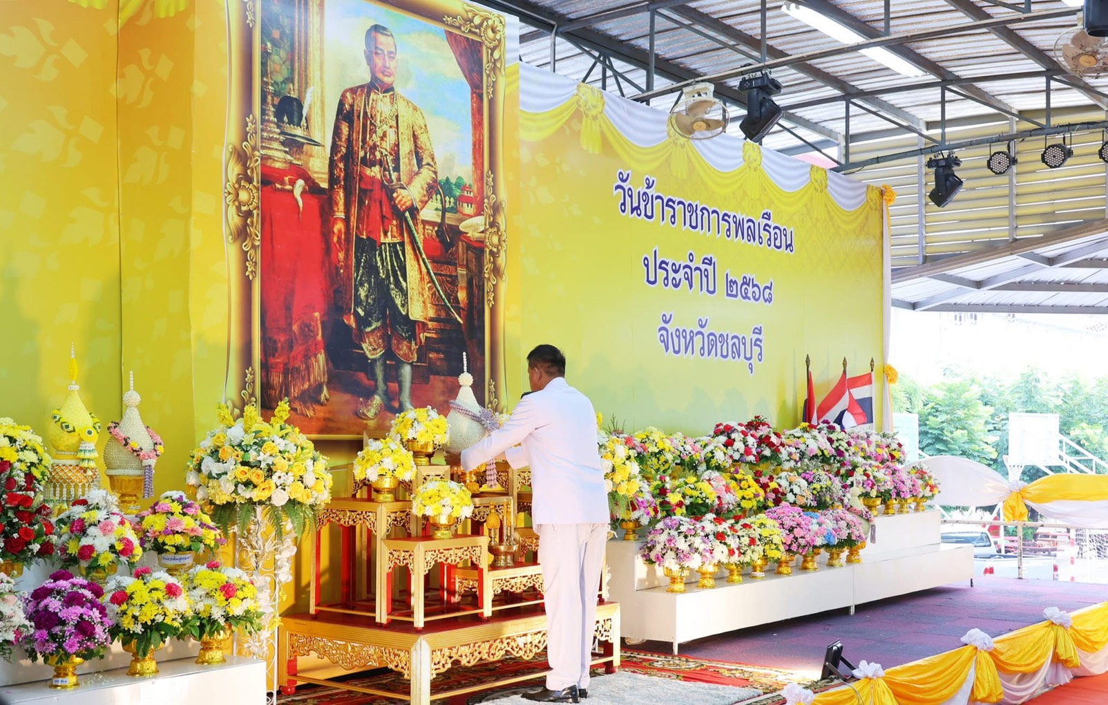 💐👍🏻 พช.ชลบุรี ร่วมพิธีถวายราชสักการะเนื่องในวันที่ระลึกพระบาทสมเด็จพระนั่งเกล้าเจ้าอยู่หัว พระมหาเจษฎาราชเจ้า และวันข้าราชการพลเรือน ประจำปี 2568