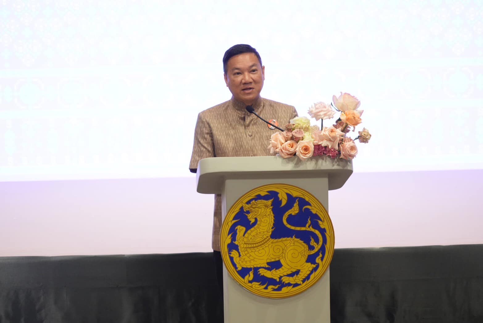 🌊🌊 พช.ชลบุรี ร่วมพิธีเปิด Coaching ผ้าลายพระราชทาน “ผ้าลายสิริราชพัสตราภรณ์” พร้อมทีมผู้เชี่ยวชาญชั้นนำระดับประเทศ สานต่อสายใยองค์ความรู้ สู่ยอดศิลปิน OTOP ผ้าไทยภาคกลาง