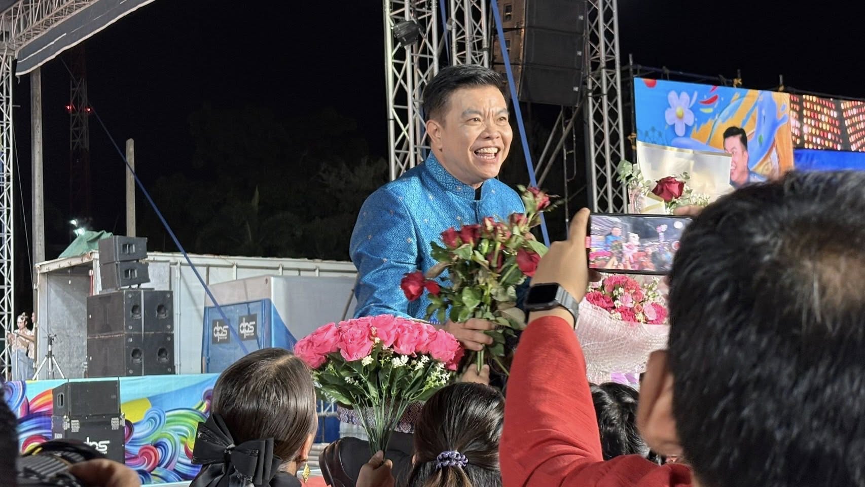 🌊👫🏻พ่อเมืองชลบุรี นำทีมเดินแบบแต่งกายผ้าไทย ในแนวคิด “ผ้าไทยใส่ให้สนุก” เนื่องในงานมหาสงกรานต์จังหวัดชลบุรี ประจำปี 2568