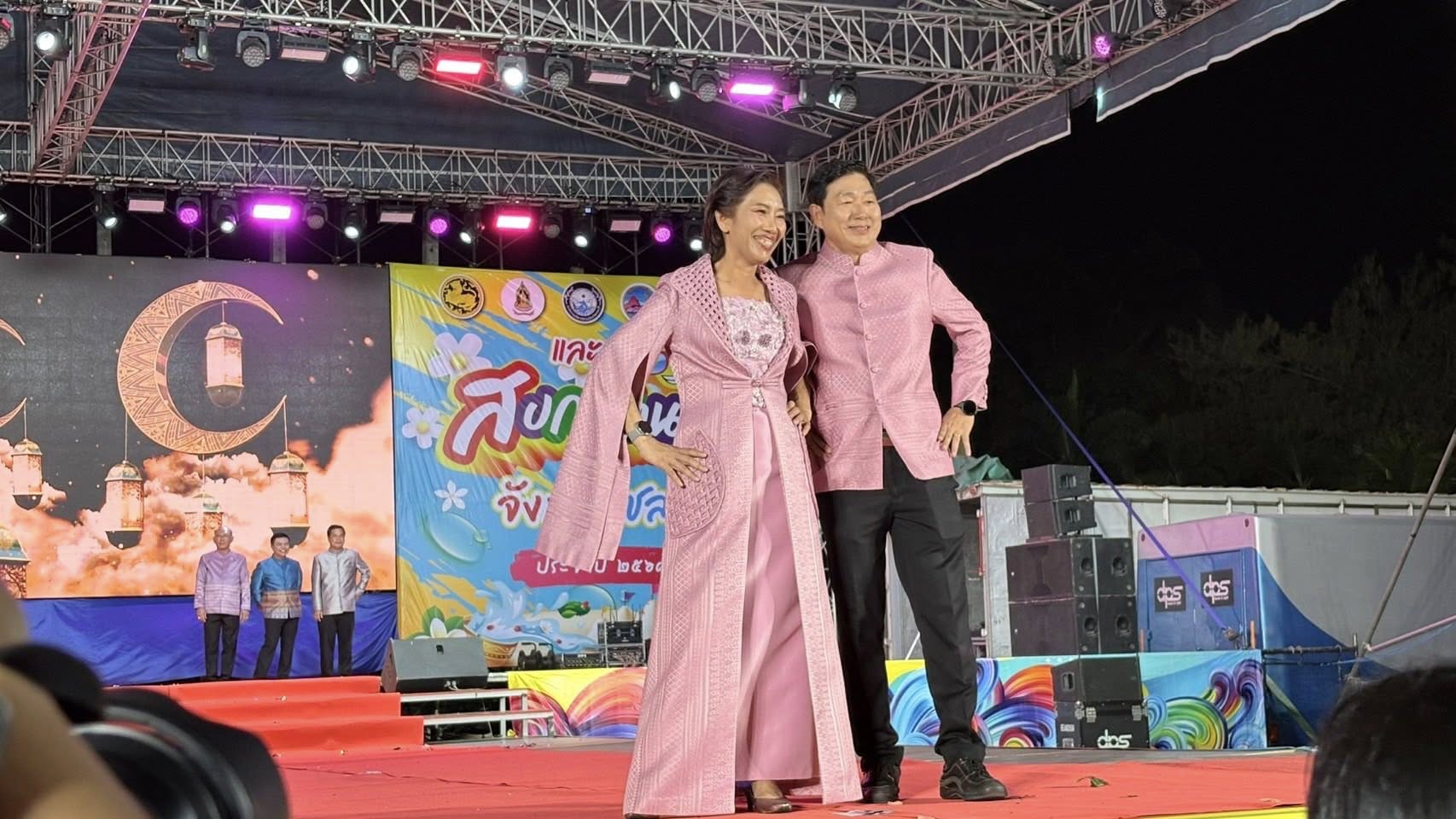 🌊👫🏻พ่อเมืองชลบุรี นำทีมเดินแบบแต่งกายผ้าไทย ในแนวคิด “ผ้าไทยใส่ให้สนุก” เนื่องในงานมหาสงกรานต์จังหวัดชลบุรี ประจำปี 2568