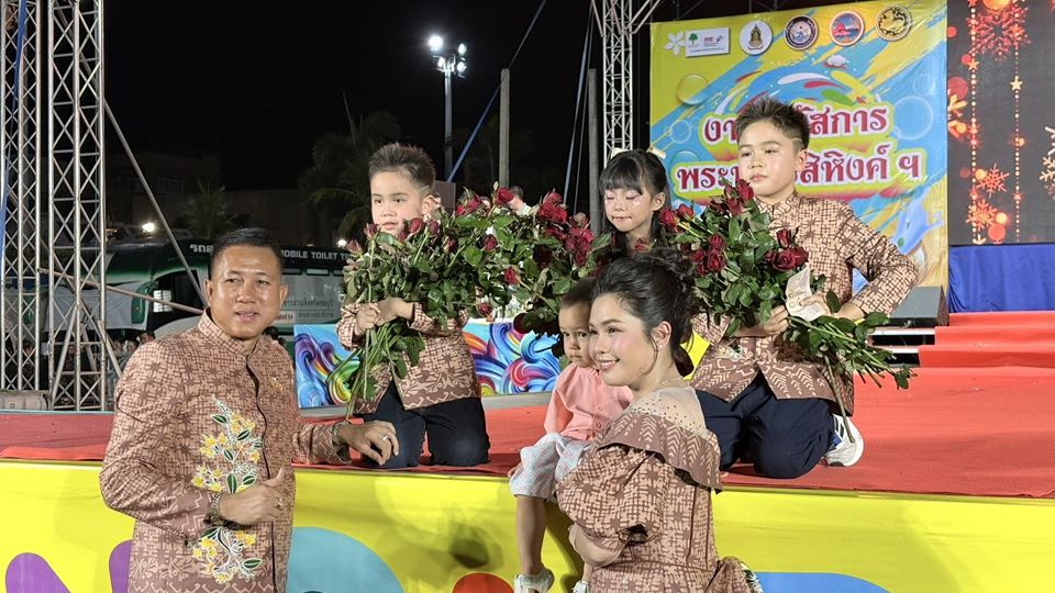 🌊👫🏻พ่อเมืองชลบุรี นำทีมเดินแบบแต่งกายผ้าไทย ในแนวคิด “ผ้าไทยใส่ให้สนุก” เนื่องในงานมหาสงกรานต์จังหวัดชลบุรี ประจำปี 2568