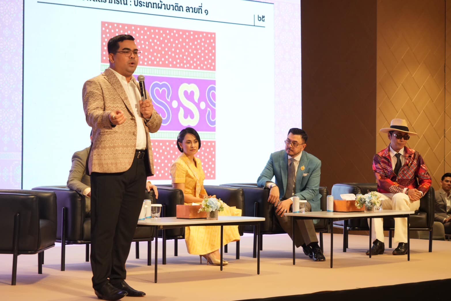 🌊🌊 พช.ชลบุรี ร่วมพิธีเปิด Coaching ผ้าลายพระราชทาน “ผ้าลายสิริราชพัสตราภรณ์” พร้อมทีมผู้เชี่ยวชาญชั้นนำระดับประเทศ สานต่อสายใยองค์ความรู้ สู่ยอดศิลปิน OTOP ผ้าไทยภาคกลาง