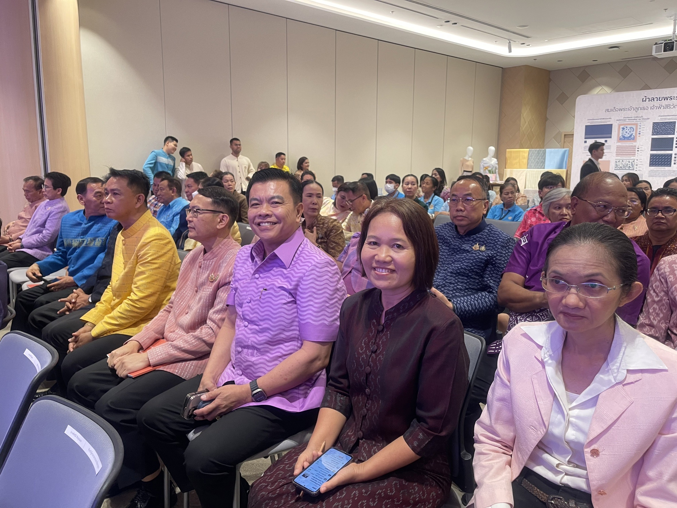 🌊🌊 พช.ชลบุรี ร่วมพิธีเปิด Coaching ผ้าลายพระราชทาน “ผ้าลายสิริราชพัสตราภรณ์” พร้อมทีมผู้เชี่ยวชาญชั้นนำระดับประเทศ สานต่อสายใยองค์ความรู้ สู่ยอดศิลปิน OTOP ผ้าไทยภาคกลาง