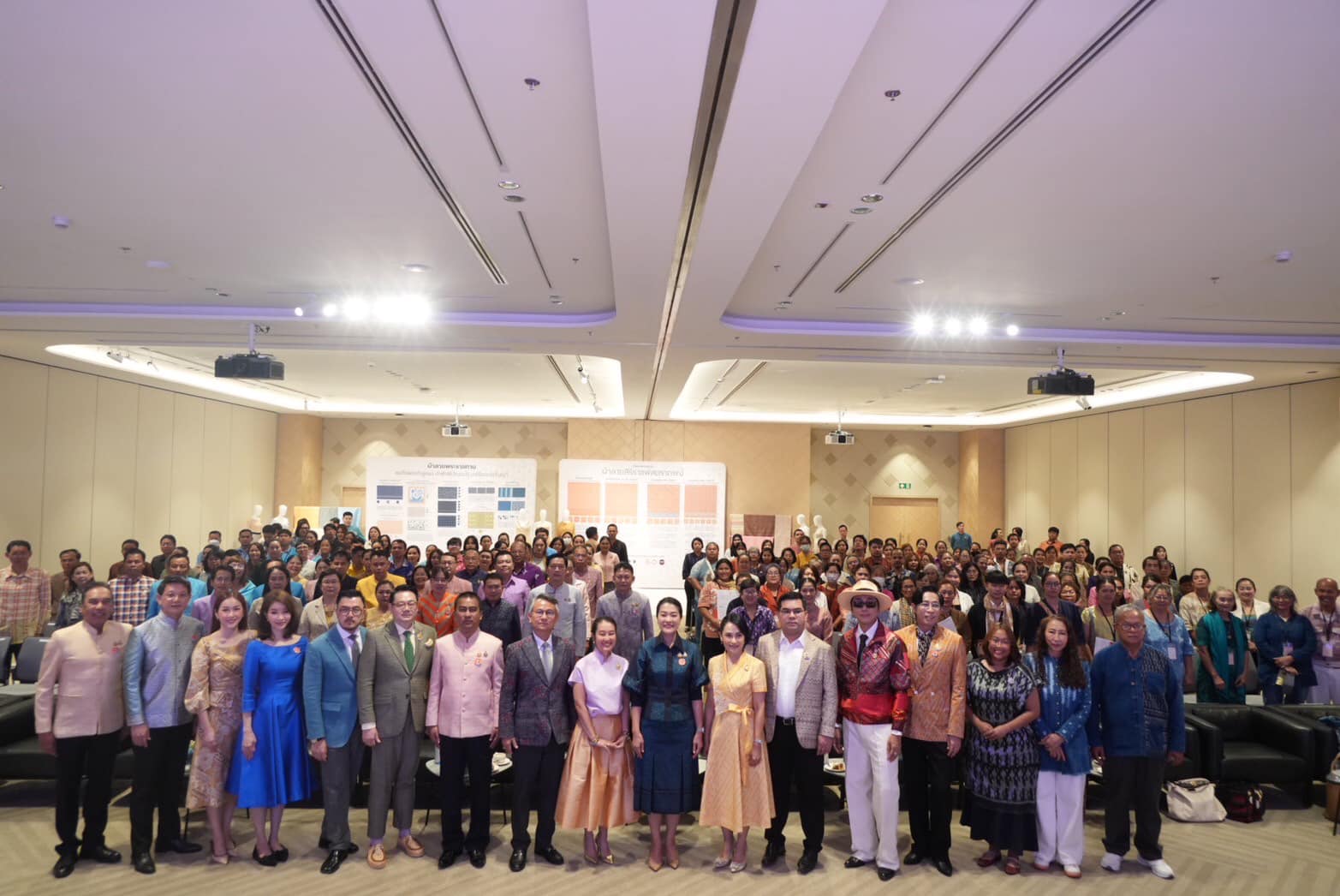 🌊🌊 พช.ชลบุรี ร่วมพิธีเปิด Coaching ผ้าลายพระราชทาน “ผ้าลายสิริราชพัสตราภรณ์” พร้อมทีมผู้เชี่ยวชาญชั้นนำระดับประเทศ สานต่อสายใยองค์ความรู้ สู่ยอดศิลปิน OTOP ผ้าไทยภาคกลาง