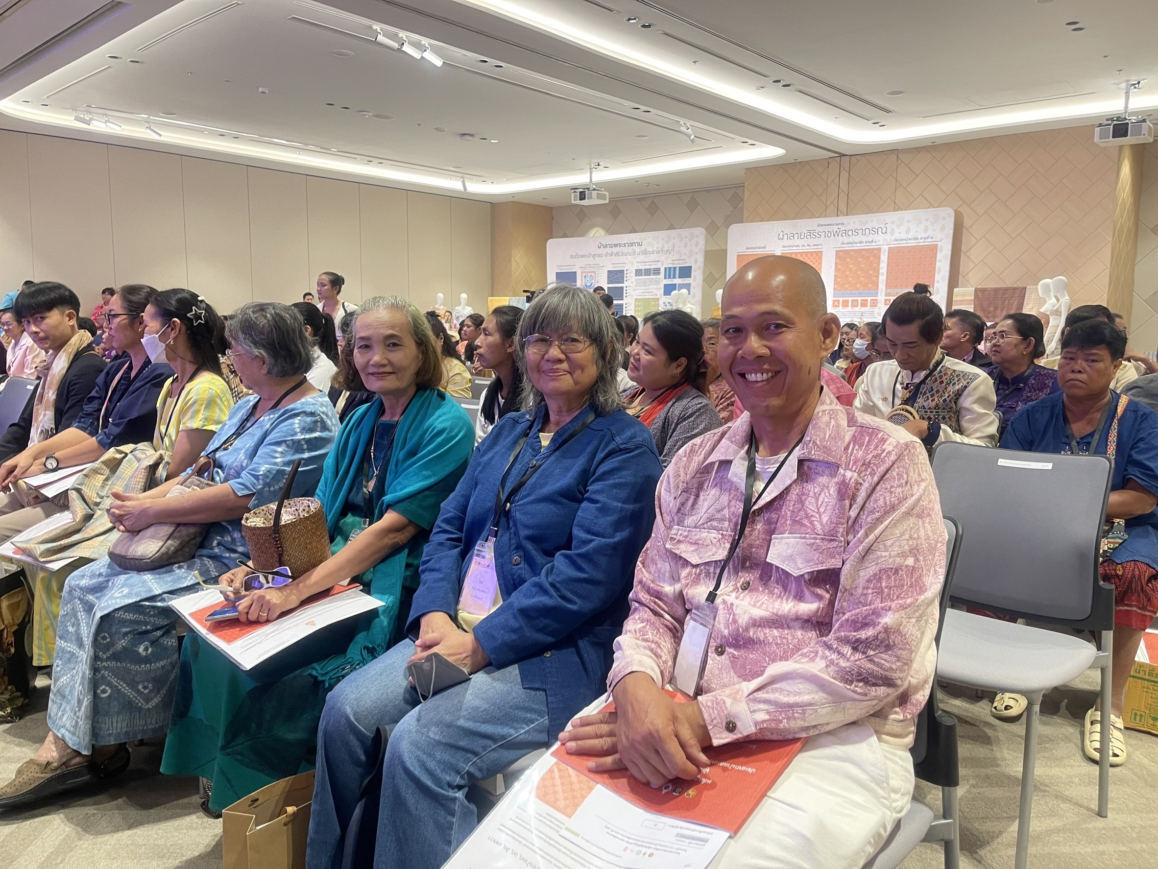 🌊🌊 พช.ชลบุรี ร่วมพิธีเปิด Coaching ผ้าลายพระราชทาน “ผ้าลายสิริราชพัสตราภรณ์” พร้อมทีมผู้เชี่ยวชาญชั้นนำระดับประเทศ สานต่อสายใยองค์ความรู้ สู่ยอดศิลปิน OTOP ผ้าไทยภาคกลาง