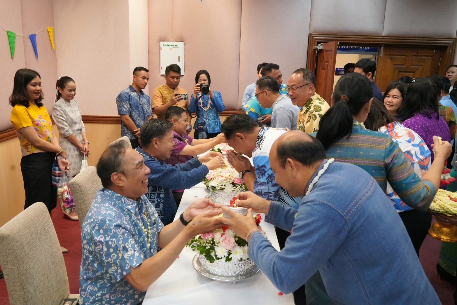 🌊🙏💐 พช.ชลบุรี ร่วมสืบสานวิถีประเพณีไทย ร่วมใจรดน้ำขอพร รับศุภวารดิถีขึ้นปีใหม่ไทย สงกรานต์ 2568