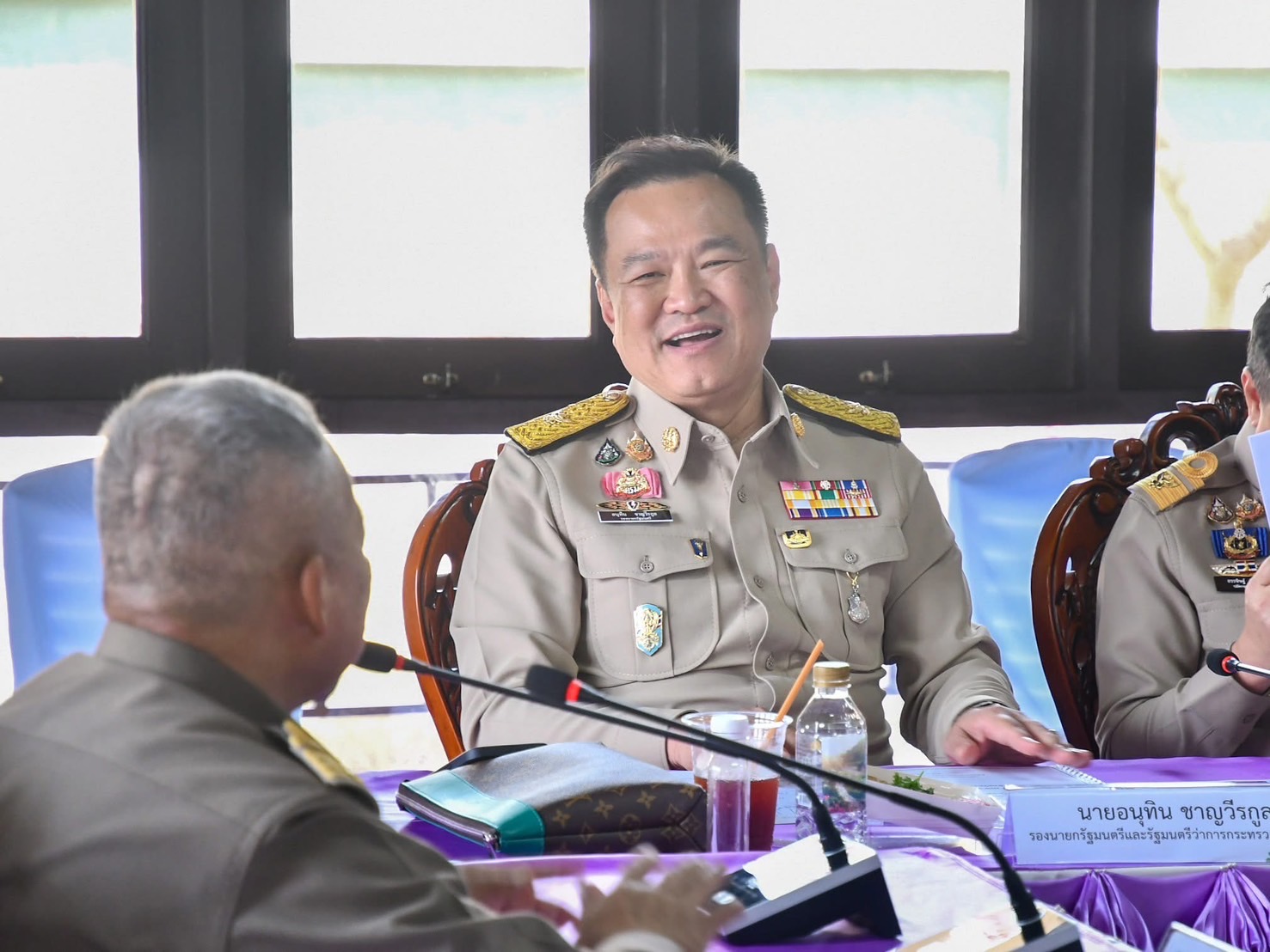 🌊🌊 เลขานุการในพระองค์ พระบาทสมเด็จพระเจ้าอยู่หัว นำทีมติดตามโครงการพัฒนาเกาะสีชัง เร่งแก้ปัญหาน้ำ-ส่งเสริมท่องเที่ยว ดันเศรษฐกิจท้องถิ่นโต