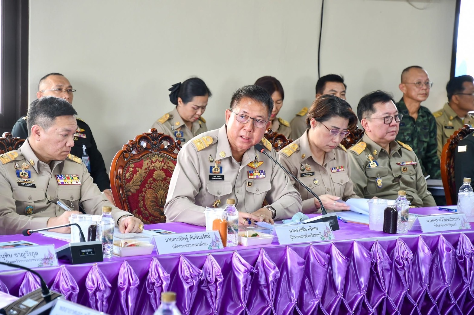 🌊🌊 เลขานุการในพระองค์ พระบาทสมเด็จพระเจ้าอยู่หัว นำทีมติดตามโครงการพัฒนาเกาะสีชัง เร่งแก้ปัญหาน้ำ-ส่งเสริมท่องเที่ยว ดันเศรษฐกิจท้องถิ่นโต