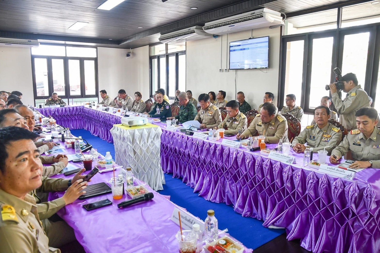 🌊🌊 เลขานุการในพระองค์ พระบาทสมเด็จพระเจ้าอยู่หัว นำทีมติดตามโครงการพัฒนาเกาะสีชัง เร่งแก้ปัญหาน้ำ-ส่งเสริมท่องเที่ยว ดันเศรษฐกิจท้องถิ่นโต